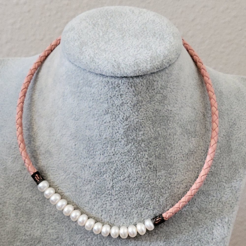 Elegant Pink and White Pearl Necklace - Picture 3 of 5